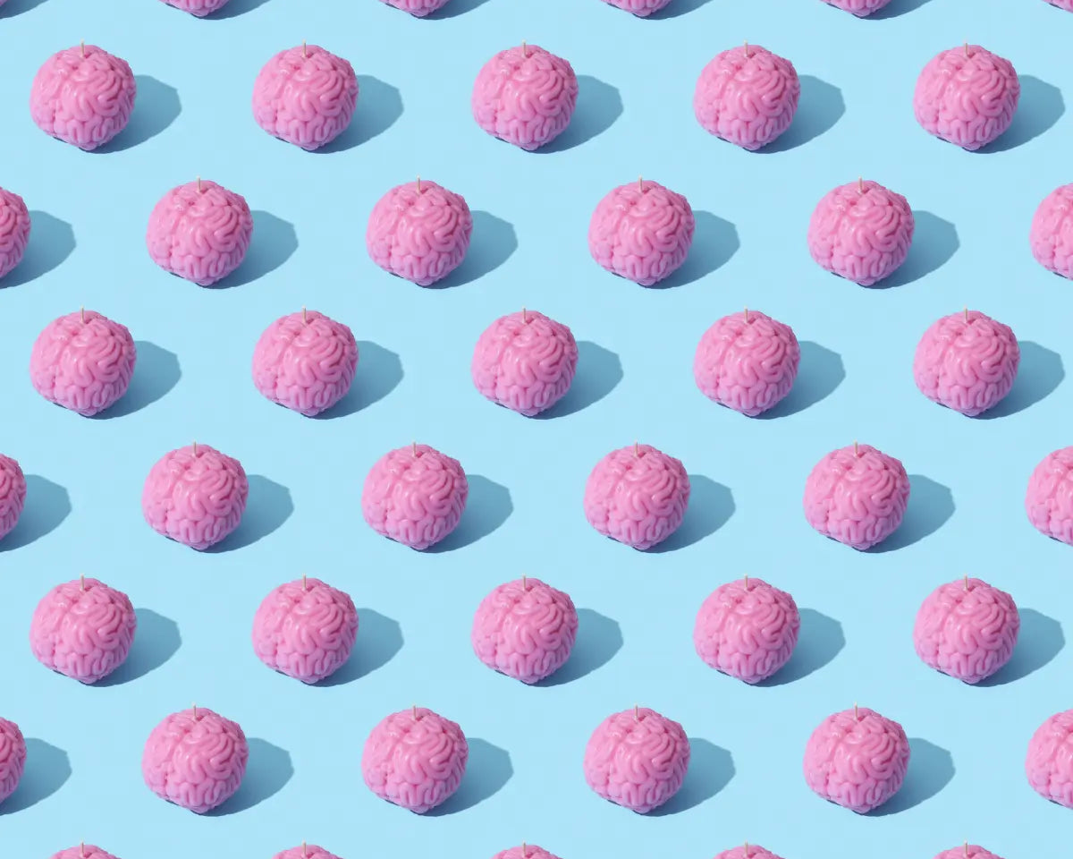 małe ilustracje mózgu na niebieskim tle
