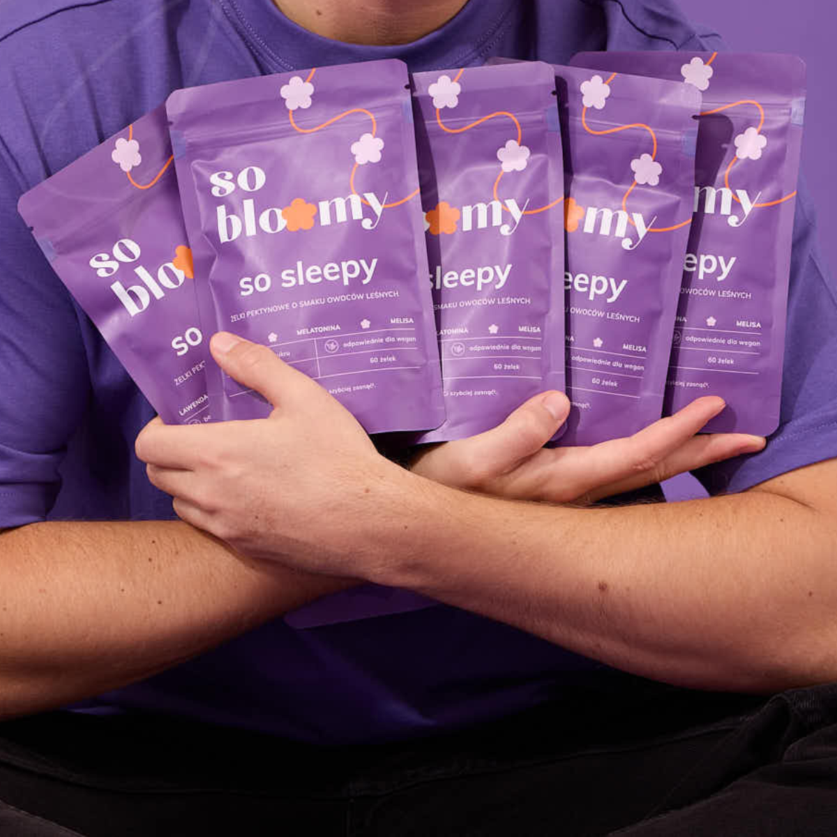osoba trzyma 5 paczek żelek z melatoniną so sleepy od marki so bloomy