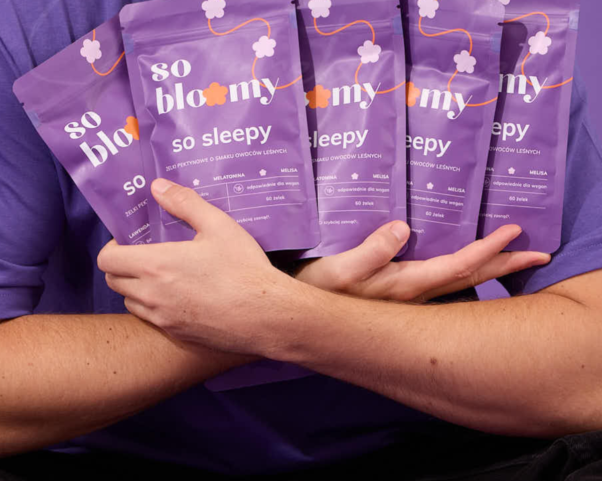 osoba trzyma 5 paczek żelek z melatoniną so sleepy od marki so bloomy
