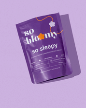 Gif z palcem przewracającym paczkę żelek so sleepy. Z opakowania wysypują się fioletowe żelki w kształcie kwiatów.