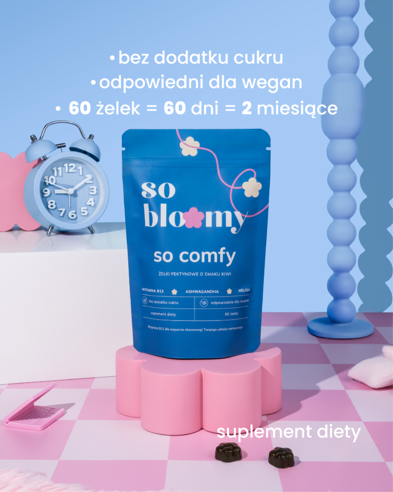 opakowanie żelek funkcjonalnych so comfy ułożone na podeście w kształcie kwiatu. U góry napis: bez dodatku cukru, odpowiedni dla wegan, 60 żelek = 60 dni = 2 miesiące. Poniżej opakowania ułożone 2 niebieskie żelki kwiatki. Obok napis: suplement diety.