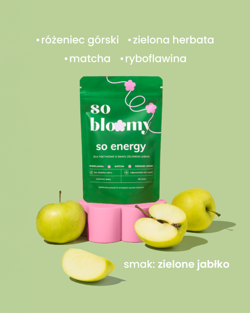 Opakowanie żelek so energy na jasnozielonym tle. Poniżej ułożone jabłka. W górnej części wymienione składniki: różeniec górski, zielona herbata, matcha, ryboflawina. Poniżej napis smak: zielone jabłko.