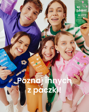 5 uśmiechniętych osób, każda z nich trzyma w dłoni po jednym opakowaniu żelek so bloomy: so sleepy, so comfy, so energy, so lovely, so healthy. Poniżej napis: Poznaj innych z paczki! 