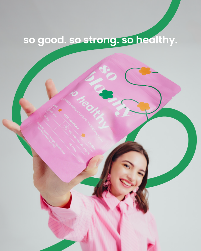 Uśmiechnięta dziewczyna trzyma w dłoni opakowanie żelków so healthy. U góry napis: so good. so strong. so healthy.