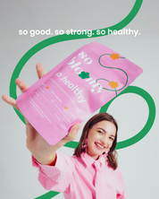 Uśmiechnięta dziewczyna trzyma w dłoni opakowanie żelków so healthy. U góry napis: so good. so strong. so healthy.