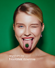 Dziewczyna na zielonym tle wystawia język, na którym znajduje się jedna żelka so energy w kształcie zielonego kwiatka. Poniżej napis: wystarczy 1 kwiatek dziennie.