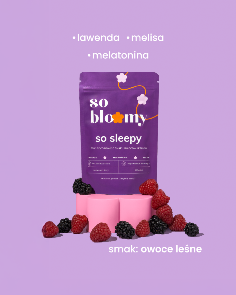 Opakowanie żelek so sleepy na podstawie w kształcie różowego kwiatka. Poniżej rozsypane maliny i jeżyny. Niżej napis: smak: owoce leśne. W górnej części napis: lawenda, melisa, melatonina.